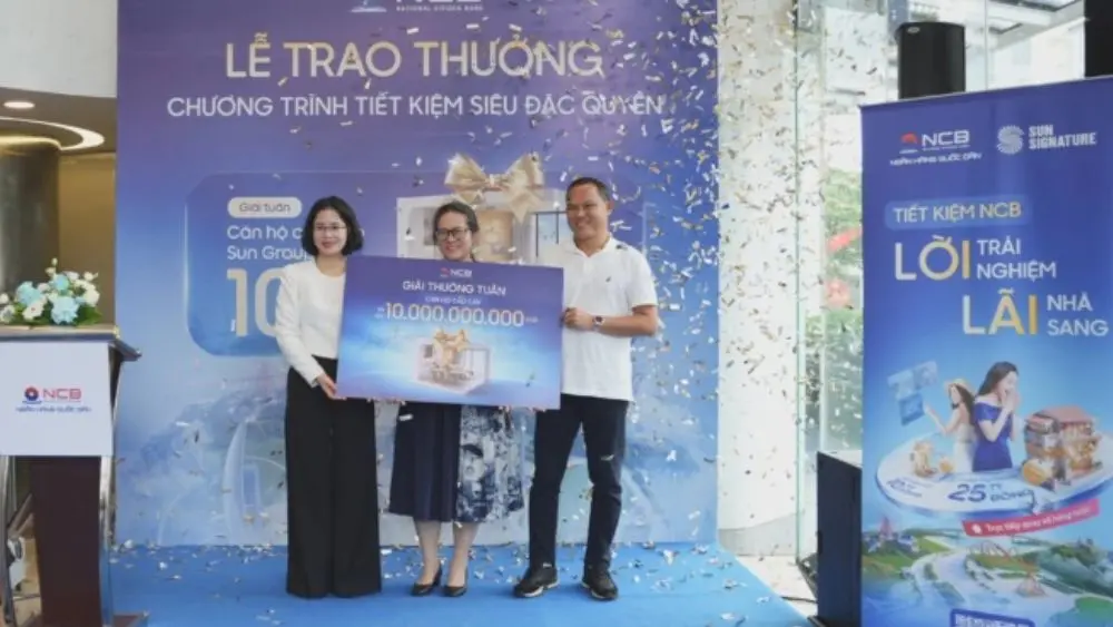 Hai khách hàng trúng căn hộ trị giá 10 tỷ đồng khi gửi tiết kiệm tại NCB, trong đó một khách hàng đã được trao giải.