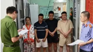 Quảng Ninh khởi tố 6 người liên quan vụ hành hung tài xế taxi, trong khi một nữ khách bỏ trốn và đang bị truy tìm.