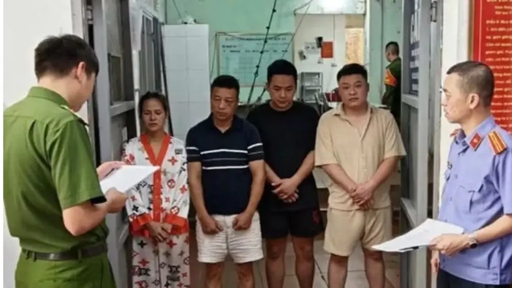 Quảng Ninh khởi tố 6 người liên quan vụ hành hung tài xế taxi, trong khi một nữ khách bỏ trốn và đang bị truy tìm.