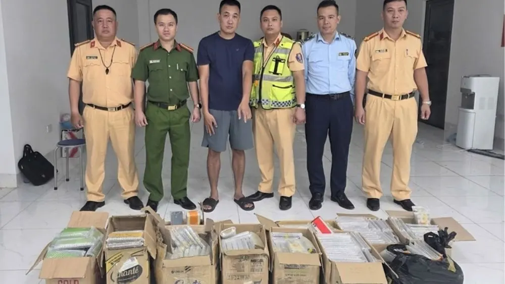 Khởi tố 7 bị can liên quan việc vận chuyển 1.217 iPhone đã qua sử dụng, trị giá hơn 9 tỷ đồng từ Trung Quốc vào Việt Nam.