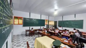 Lớp học tình thương trên đảo Hòn Chuối với thầy giáo và các em học sinh
