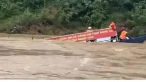 Lũ cuốn trôi thuyền trên sông Hội Nguyên, 10 người dân ở Nghệ An được lực lượng chức năng kịp thời ứng cứu an toàn.