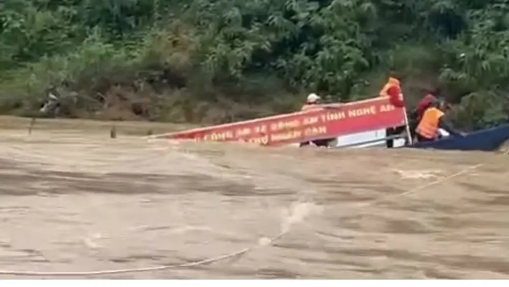 Lũ cuốn trôi thuyền trên sông Hội Nguyên, 10 người dân ở Nghệ An được lực lượng chức năng kịp thời ứng cứu an toàn.