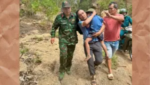 Bé trai đi lạc trong rừng được cô chó Đen ở bên bảo vệ