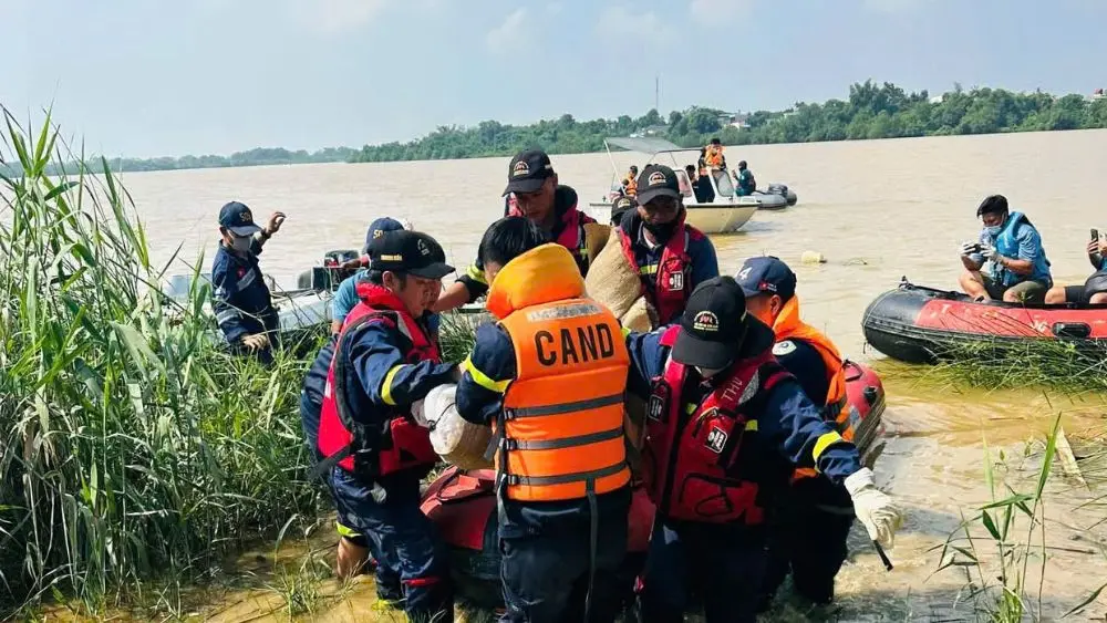 Lực lượng cứu hộ đưa thi thể người phụ nữ lên bờ sau vụ nhảy cầu Nguyệt Viên
