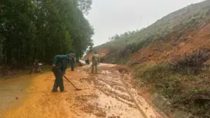 Lực lượng quân đội xử lý đất đá sạt lở sau mưa lớn tại Đà Nẵng