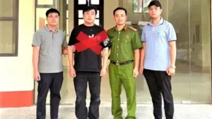 Công an TP Hải Phòng bắt giữ Lý Phong, người Trung Quốc bị truy nã quốc tế liên quan vụ cố ý gây thương tích dẫn đến chết người.