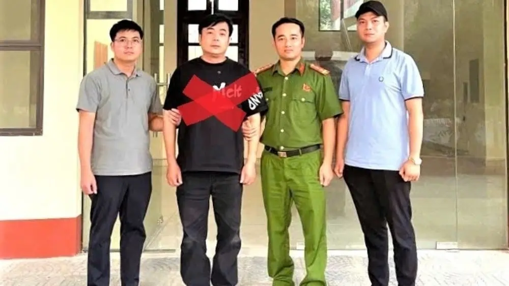Công an TP Hải Phòng bắt giữ Lý Phong, người Trung Quốc bị truy nã quốc tế liên quan vụ cố ý gây thương tích dẫn đến chết người.