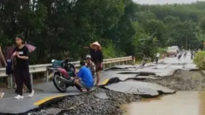 Mặt đường quốc lộ 48E ở Nghệ An bị nước lũ khoét sâu, cuốn trôi vật liệu phía dưới, để lộ lớp đá cấp phối sau khi nước rút.