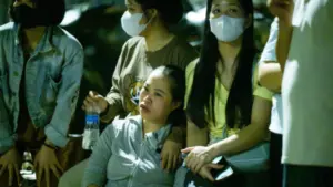 Nam sinh viên mất tích khi đi qua khu vực ngập sâu ở Hà Nội. Lực lượng chức năng xuyên đêm tìm kiếm, gia đình ngóng tin tại hiện trường.