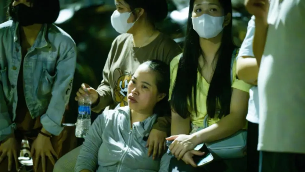 Nam sinh viên mất tích khi đi qua khu vực ngập sâu ở Hà Nội. Lực lượng chức năng xuyên đêm tìm kiếm, gia đình ngóng tin tại hiện trường.