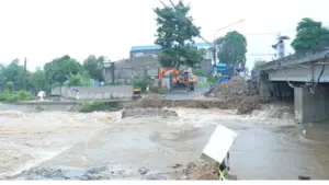 Thái Nguyên mở dòng thoát lũ tại khu vực Cầu Điệp, tạo hướng dẫn nước nhằm tăng khả năng tiêu thoát, hạn chế ngập sâu.