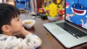 Trẻ 2 tuổi xem YouTube và bắt chước âm thanh lạ