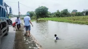 Nam sinh Ninh Bình cứu 2 em nhỏ chới với dưới sông, dù không biết bơi. Hành động kịp thời giúp hai em an toàn và được địa phương khen thưởng.