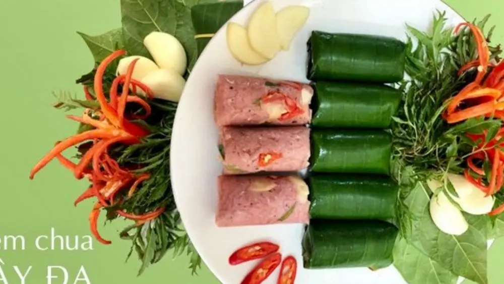 Nem chua Cây Đa gói trong lá chuối, mang hương vị đặc trưng xứ Thanh và gợi nhớ nét quê nhà qua món đặc sản dân dã.