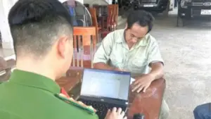 Nghi phạm Vừ Bá Lỉa ở Nghệ An ra đầu thú sau một tháng lẩn trốn trong rừng vì liên quan vụ đâm em trai tử vong.