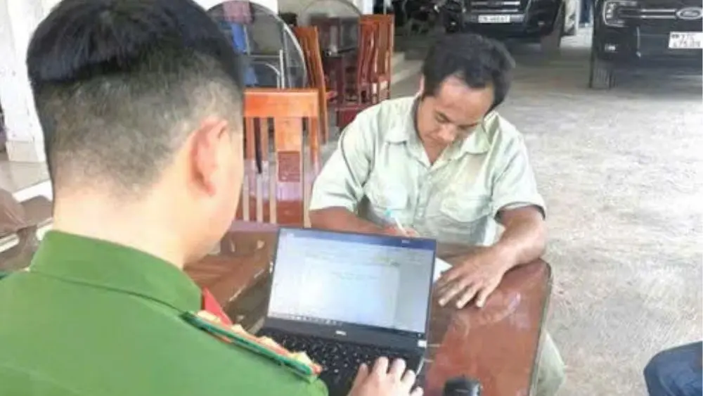 Nghi phạm Vừ Bá Lỉa ở Nghệ An ra đầu thú sau một tháng lẩn trốn trong rừng vì liên quan vụ đâm em trai tử vong.