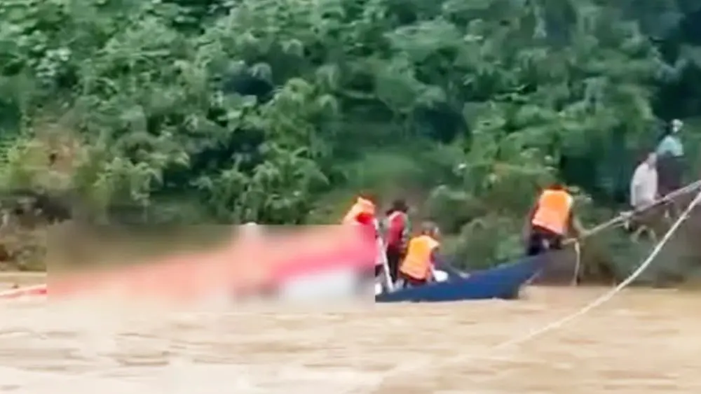 10 người dân được lực lượng chức năng cứu sau khi thuyền bị lũ cuốn trôi ở Nghệ An.