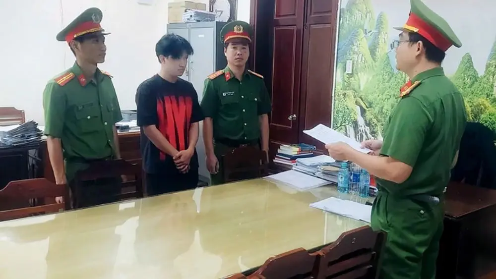Cần Thơ phát hiện kho 3.590 thuốc lá điện tử trị giá hơn 700 triệu đồng, Nguyễn Văn Mạnh bị khởi tố và bắt tạm giam.