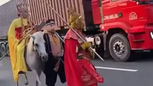 Nhóm 4 người hóa trang thành thầy trò Đường Tăng cưỡi ngựa, đi bộ trong làn ô tô để phục vụ tang lễ, theo nguyện vọng người quá cố.