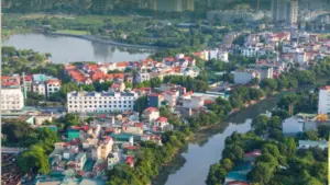 Những dòng sông chết giữa lòng Hà Nội đang chịu ô nhiễm nặng, nước đen, mùi hôi và nhiều điểm xả thải trực tiếp.