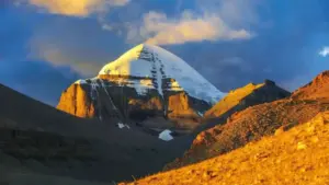 Núi Kailash ở Tây Tạng được xem là ngọn núi thiêng, chưa từng có người chinh phục đỉnh dù cao khoảng 6.638m.