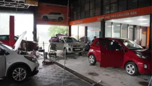 Xe ngập nước ở Vinh sau trận mưa lịch sử ngày 19-9, hàng loạt ô tô phải chờ sửa chữa do nước tràn vào khoang máy và nội thất.