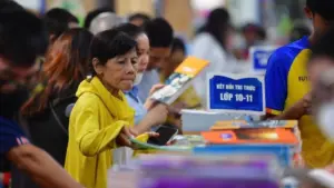 Phụ huynh chen chân mua sách giáo khoa tại nhà sách ở TP HCM