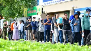 Sách giáo khoa vẫn thiếu khiến nhiều phụ huynh phải xếp hàng từ sáng sớm, đi nhiều nhà sách để tìm đủ sách cho con.