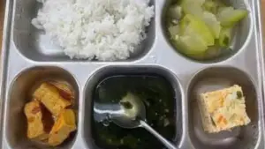 Suất ăn bán trú 30.000 đồng tại Trường Tiểu học Hà Huy Tập 2 gây chú ý, hiệu trưởng thừa nhận một số khay thức ăn hơi ít và chưa đồng đều.