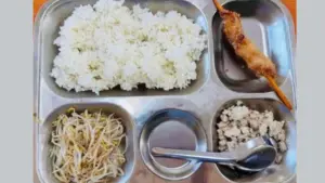 Suất ăn bán trú 40.000 đồng tại Trường tiểu học Trung Giã B gây chú ý khi phụ huynh phản ánh khẩu phần ít, Hà Nội yêu cầu kiểm tra.