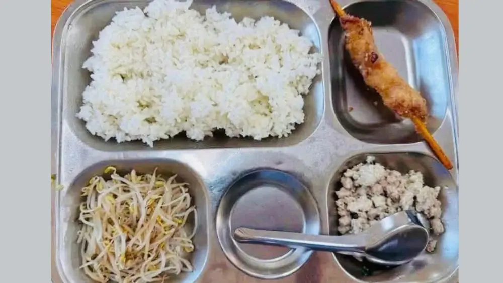 Suất ăn bán trú 40.000 đồng tại Trường tiểu học Trung Giã B gây chú ý khi phụ huynh phản ánh khẩu phần ít, Hà Nội yêu cầu kiểm tra.