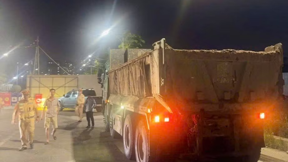 Tài xế xe tải bị phạt 23 triệu đồng, trừ 6 điểm giấy phép lái xe vì để bùn đất che lấp biển số tại Hà Nội.