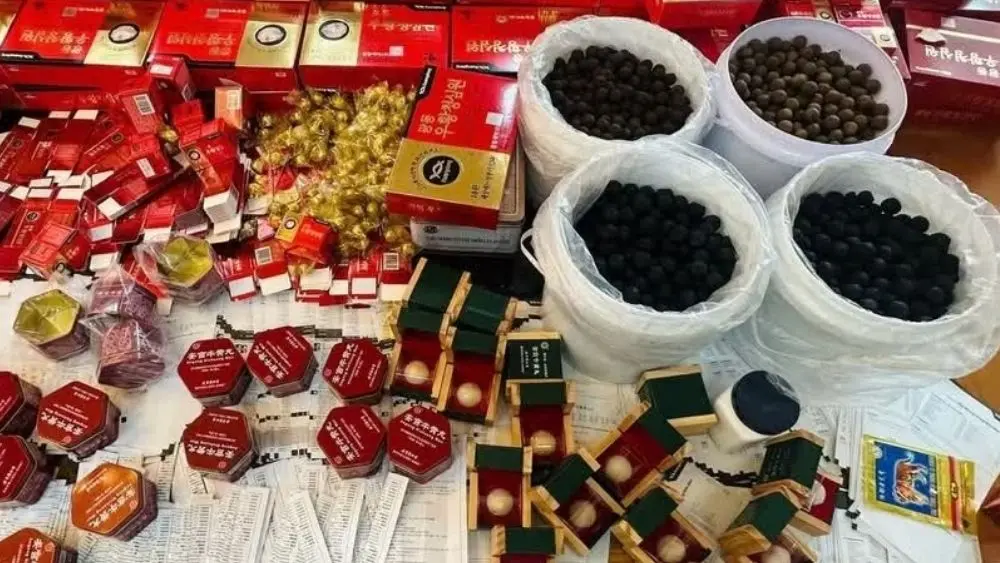 Lực lượng chức năng thu giữ thuốc An Cung giả cùng nhiều nguyên liệu và tang vật.