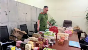 Công an tỉnh Thái Nguyên khởi tố vụ án buôn bán hàng cấm sau khi phát hiện 1.525 bao thuốc lá không rõ nguồn gốc.