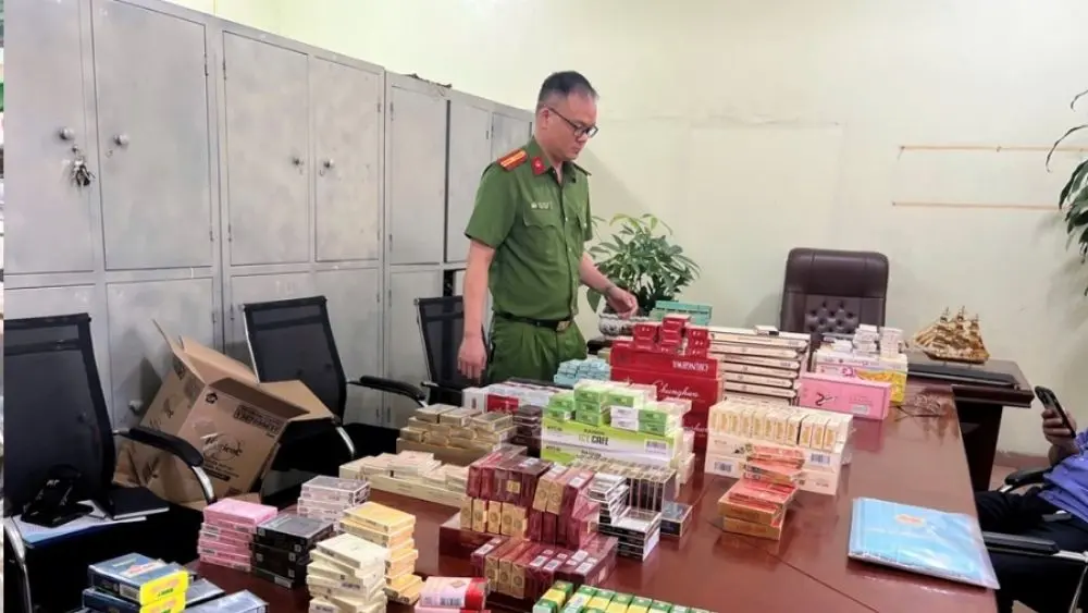 Công an tỉnh Thái Nguyên khởi tố vụ án buôn bán hàng cấm sau khi phát hiện 1.525 bao thuốc lá không rõ nguồn gốc.