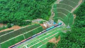Tàu hàng đầu tiên chạy qua hầm Khe Nét an toàn, mở đầu 6 ngày vận hành thử trước khi khai thác chính thức tuyến mới.