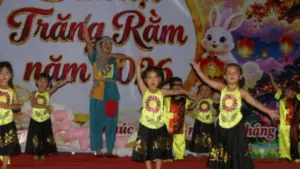 Tết Trung thu ở Làng Nủ diễn ra trong không khí vui tươi, ấm áp, với những tiết mục văn nghệ và hoạt động rước đèn dành cho thiếu nhi.