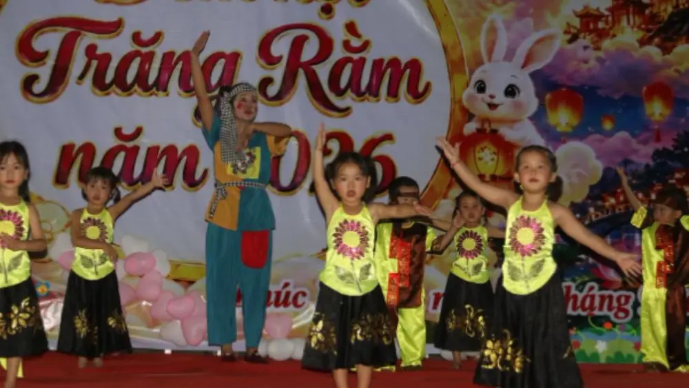 Tết Trung thu ở Làng Nủ diễn ra trong không khí vui tươi, ấm áp, với những tiết mục văn nghệ và hoạt động rước đèn dành cho thiếu nhi.