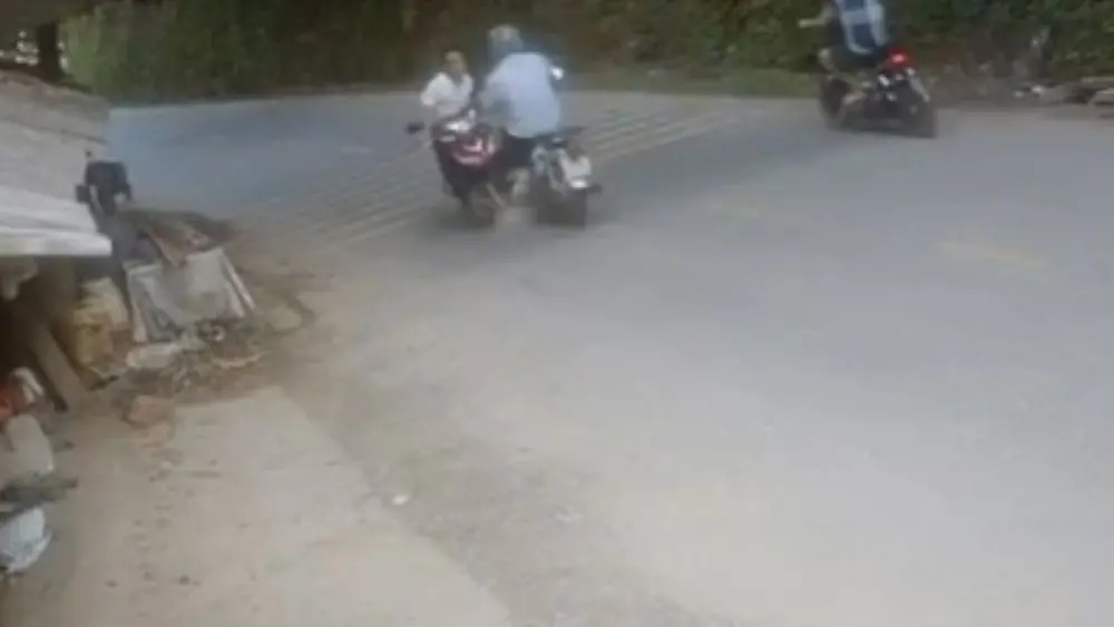 Tài xế mô tô vượt xe lấn làn trên Quốc lộ 279 ở Thái Nguyên