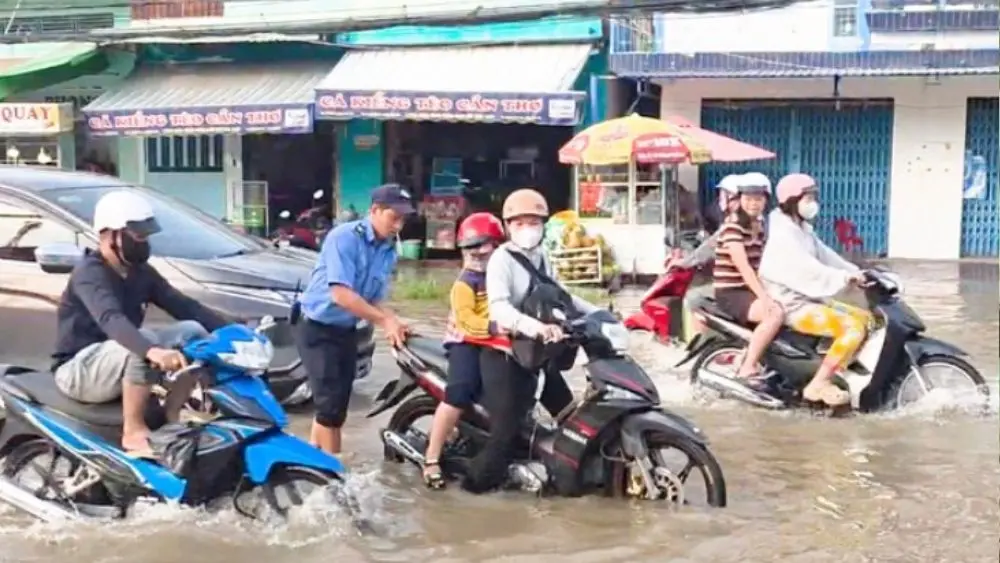 Thời tiết hôm nay 29-9, Nam Bộ có mưa dông chiều tối, trong khi triều cường dâng cao, nguy cơ ngập tại vùng trũng thấp.