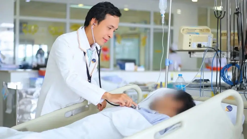 Người đàn ông 31 tuổi ở Tây Ninh bị ăn mòn thực quản sau khi uống nhầm thuốc thú y cất trong tủ lạnh.