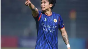 Văn Hậu có nguy cơ nhận thêm án phạt sau pha vào bóng khiến Ngọc Tân chấn thương và phải nghỉ thi đấu từ 3 đến 4 tuần.
