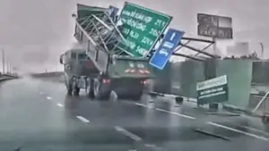 Xe ben tông sập giá long môn cao tốc TPHCM, làm hư hỏng 63m hàng rào, gây thiệt hại tài sản hơn 100 triệu đồng.
