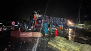 Xe giường nằm lật trên quốc lộ 1 qua Lâm Đồng khi trời mưa, đường trơn, khiến 6 người bị thương nhẹ.