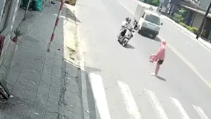 Xe máy lao nhanh tông văng người phụ nữ qua đường trên đường 266, Thái Nguyên. Vụ va chạm xảy ra ngày 20/9 và được camera ghi lại.