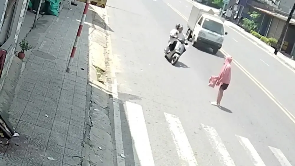 Xe máy lao nhanh tông văng người phụ nữ qua đường trên đường 266, Thái Nguyên. Vụ va chạm xảy ra ngày 20/9 và được camera ghi lại.