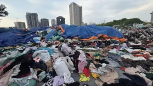 Khoảng 300 tấn quần áo cũ bị bỏ lại trên đường ở Hà Nội, gây chú ý về tình trạng xử lý và tập kết đồ cũ.