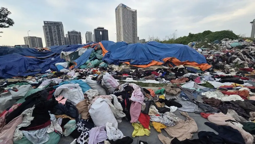 Khoảng 300 tấn quần áo cũ bị bỏ lại trên đường ở Hà Nội, gây chú ý về tình trạng xử lý và tập kết đồ cũ.