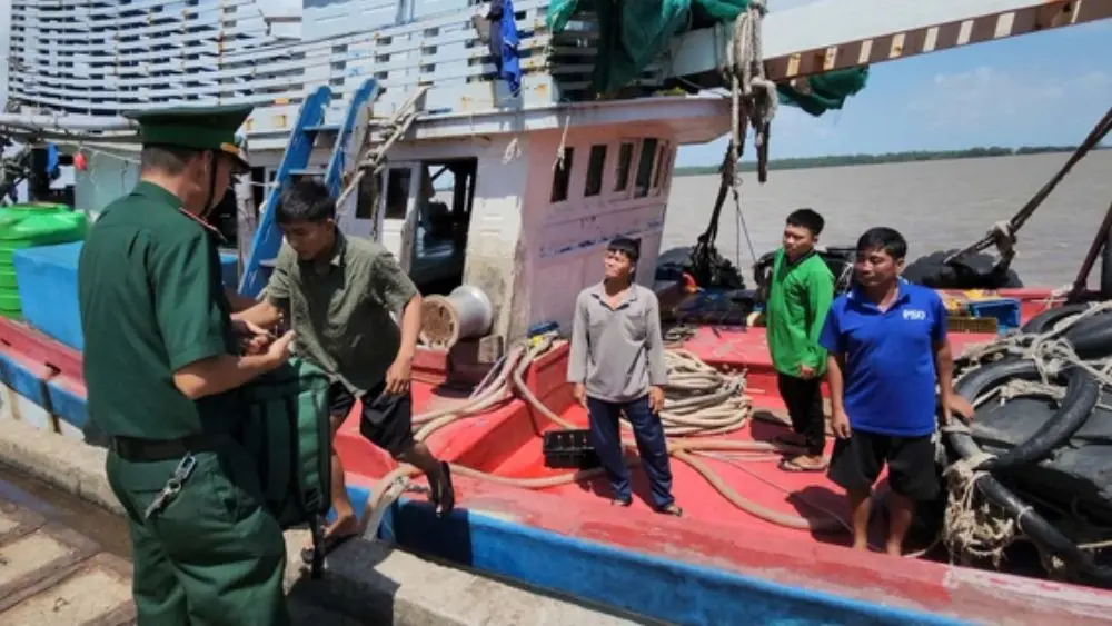 Vụ 4 ngư dân Mũi Né chìm tàu giữa biển: lực lượng chức năng hỗ trợ các ngư dân vào bờ an toàn sau sự cố trên biển.